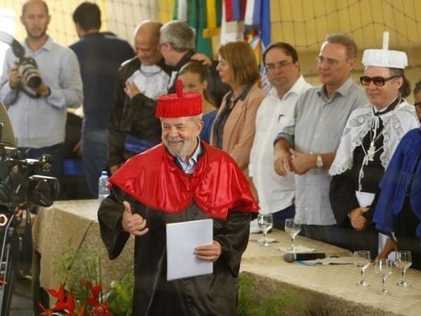 Ex-presidente Lula recebe título de Doutor Honoris Causa em Alagoas