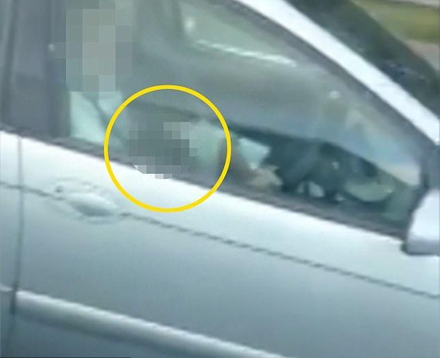 Casal é pego fazendo sexo dentro de um carro a 110 km/h