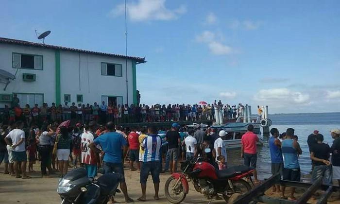 Pessoas observam o navio tombado após naufrágio Rio Xingu (Crédito: Paulo Vieira / Arquivo Pessoal))