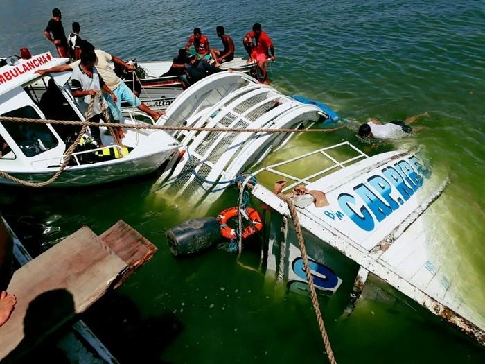 Barco que naufragou no Rio Xingu, no Pará, na noite do dia 22 de agosto (Crédito: Paulo Cardoso Vieira / Arquivo Pessoal))