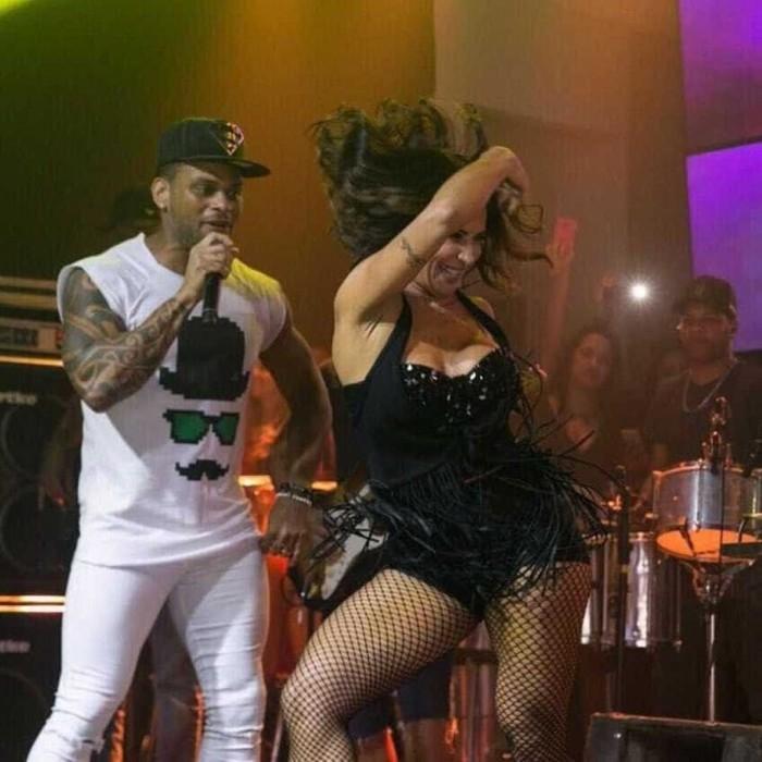 Scheila Carvalho no show do marido