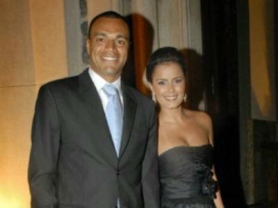 Denílson fica irritado com Luciele Camargo por vestido super curto