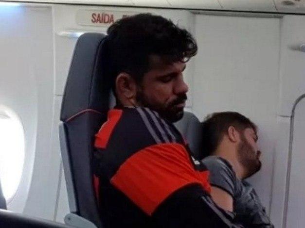 Diego Costa é fotografado com camisa do Flamengo em avião