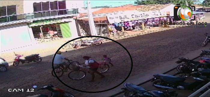Câmera flagra mulher com criança furtando bicicleta em JF