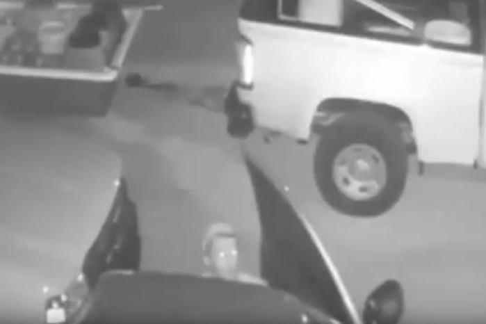 Bandido dá um tempo no assalto para fazer sexo com a comparsa