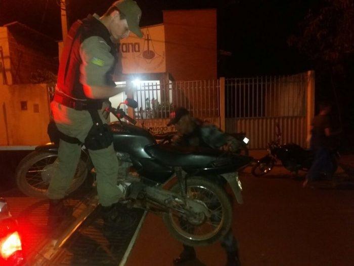 Homem embriagado tem moto apreendida após tentar atropelar policial