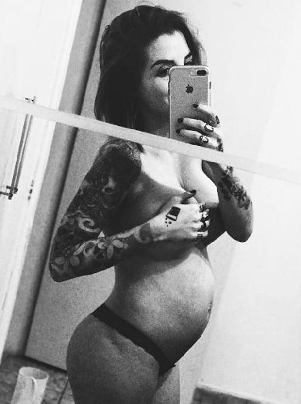 Ex-BBB Clara Aguilar faz topless e exibe barriga de grávida