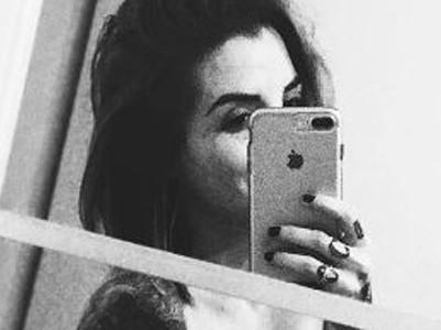 Ex-BBB Clara Aguilar faz topless e exibe barriga de grávida