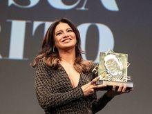 Dira Paes é homenageada com troféu Oscarito no Festival de Gramado