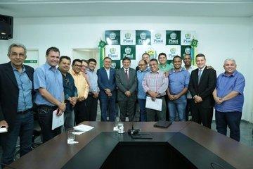 Governador durante encontro com vereadores (Crédito: Jorge Henrique Bastos)