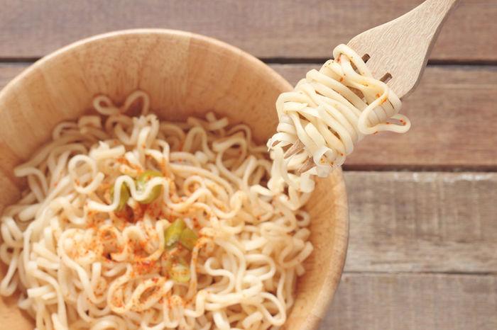 Macarrão instantâneo (Crédito: pimonpim/iStock)