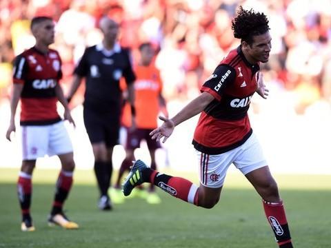 Flamengo domina e vence o Atlético-PR em confronto direto pelo G-6