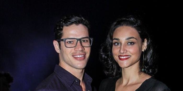 José Loreto divide cremes com a mulher, Débora Nascimento