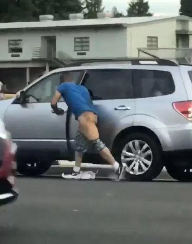 Bandido quase ficou pelado (Crédito: /Twitter(Josh Pacheco))