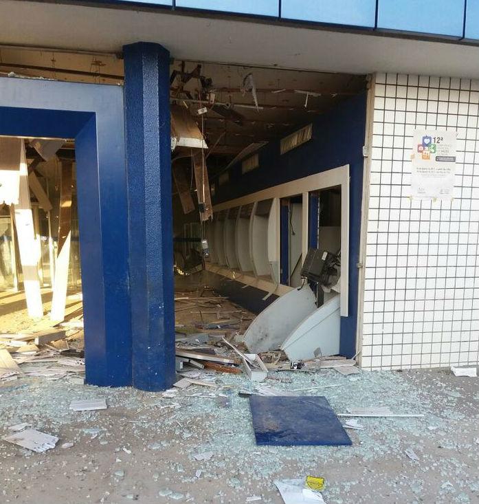 Agência ficou parcialmente destruída (Crédito: Reprodução)
