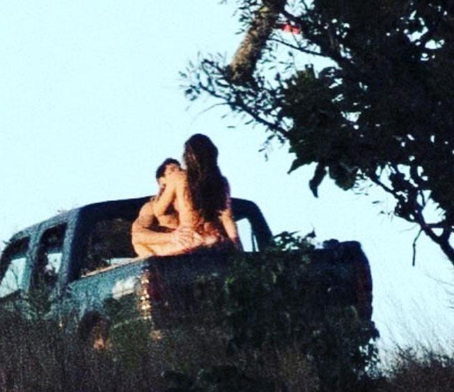 Grazi Massafera e Rafael Cardoso gravando cena de sexo (Crédito: Marcelo Belarmino)