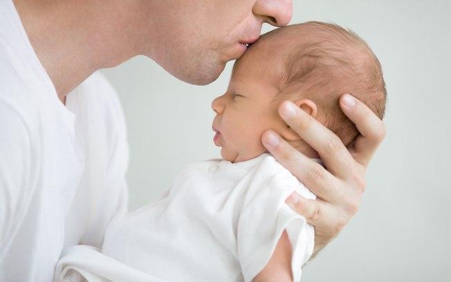 A criança foi abandonada e já está com o casal gay desde o ano passado (Crédito: shutterstock )