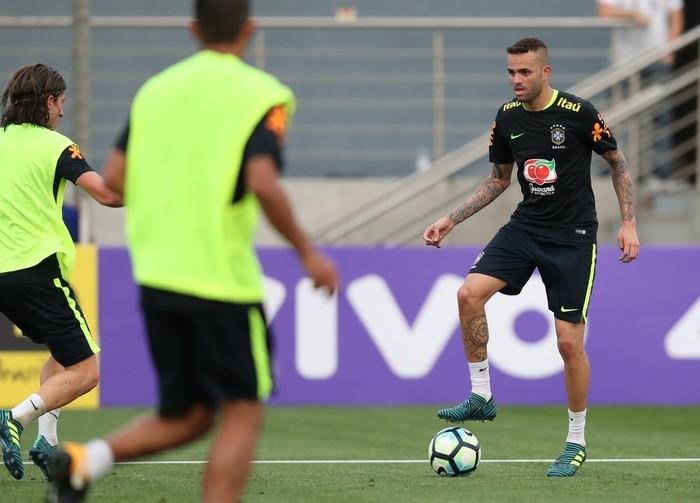 Luan encara marcação em treino da seleção brasileira (Crédito: CBF)