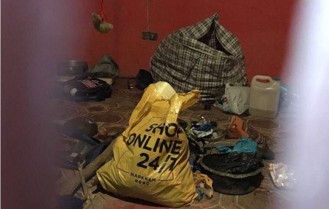 A polícia achou diversas partes de corpos humanos em uma batida na casa de um curandeiro (Crédito: BBC)