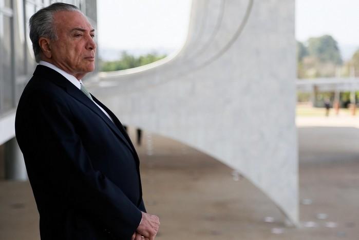 Imagem mostra o presidente Michel Temer na área externa do Palácio do Planalto (Crédito: Beto Barata/PR)