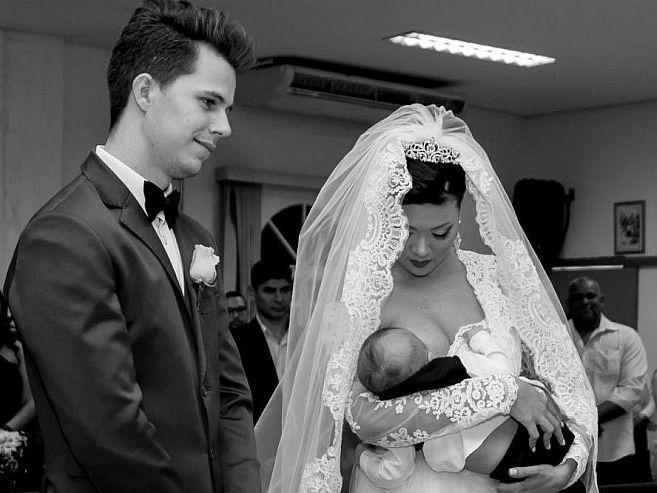 Noiva amamenta bebê durante cerimônia de casamento e foto viraliza