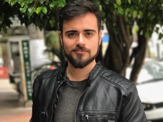 'Repórter gato' do Gugu polemiza ao aparecer na cama com 2 mulheres