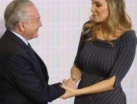Marcela Temer 'tropeça' em discurso no Palácio do Planalto