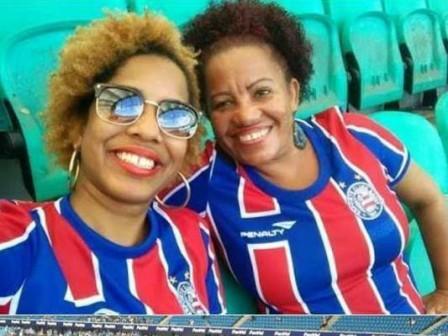 Torcedora do Bahia denuncia racismo em montagem : 'É crime'