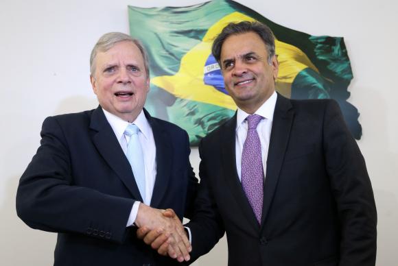 O presidente licenciado do PSDB, senador Aécio Neves, anuncia que Tasso Jereissati permanecerá na presidência interina do partido (Crédito: Agência Brasil)