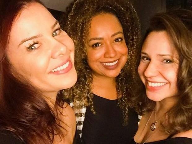 Fernanda Souza posa com duas ex-Chiquititas e leva fãs ao delírio
