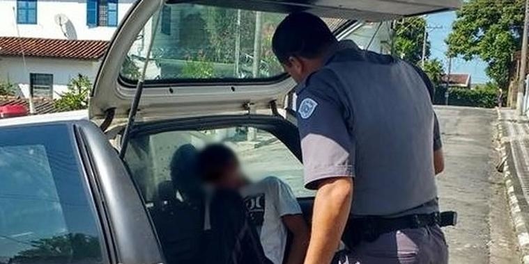 Filho flagra estupro da mãe , reage e quebra o braço do suspeito