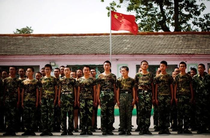 Viciados em inetrnet em campo militar na China (Crédito: Reuters)