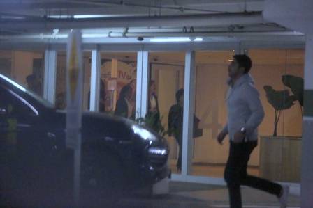 Namorado de Anitta corre para não ser flagrado com cantora (Crédito: Extra)