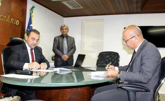 Desembargador Erivan Lopes e o Secretário de Administração, Francisco José Alves da Silva (Crédito: TJ-PI)