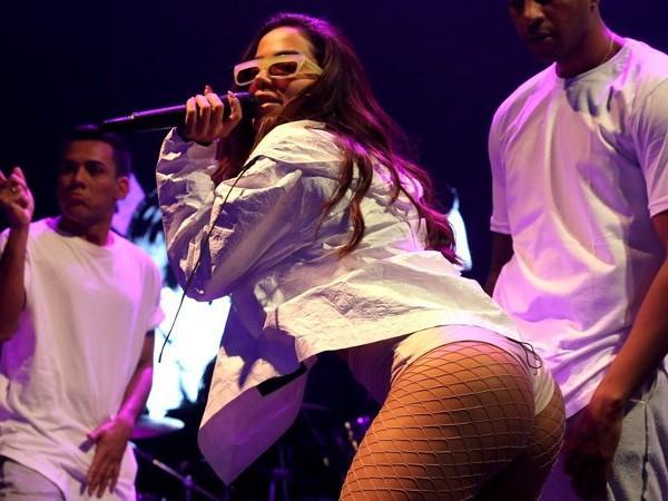 Anitta empina bumbum e mostra corpão durante show em boate