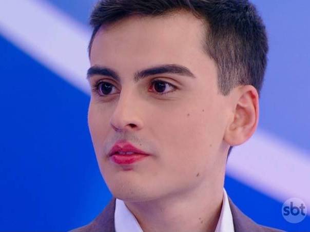 Dudu Camargo aparece com roupa de bailarina ao lado de colega