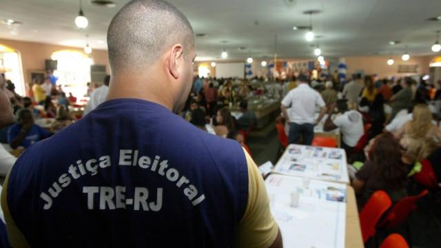 TRE do Rio seleciona profissionais de níveis médio e superior (Crédito: André Teixeira / O Globo)