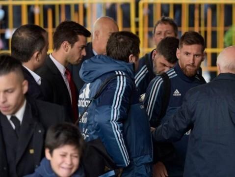 Messi se comove com choro de garoto e pede para segurança buscá-lo