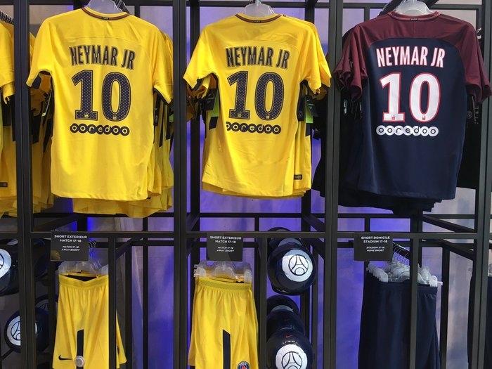 Camisas do craque começam ser vendidas na loja do time (Crédito: Reprodução/twitter PSG)