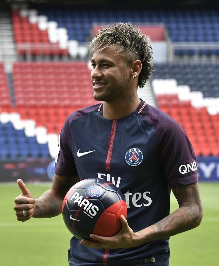 Neymar em sua apresentação no PSG nesta sexta (Crédito: Reprodução)