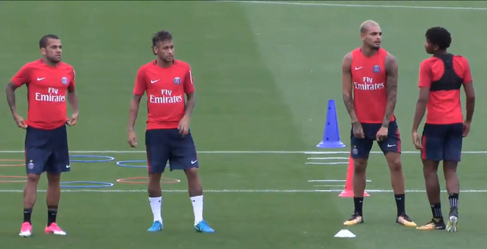 Ao lado de Daniel Alves, Neymar treinou nesta sexta (Crédito: Reprodução)