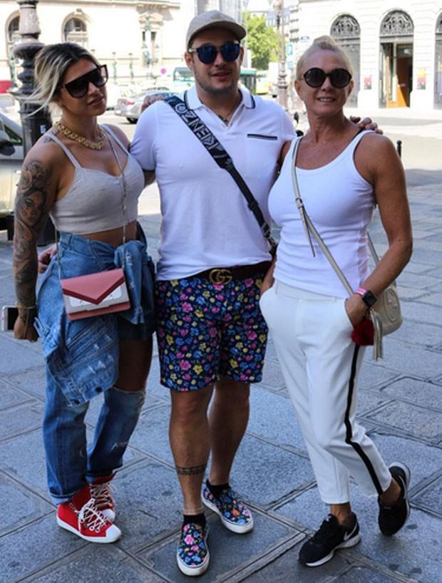Dani Souza posta foto com sacolas de grifes em dia de compras