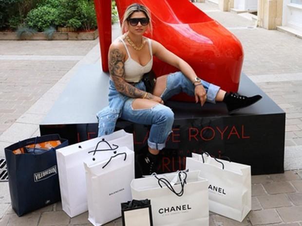 Dani Souza posta foto com sacolas de grifes em dia de compras