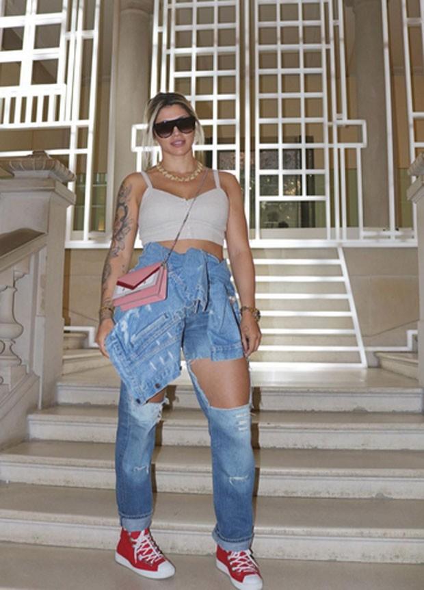 Dani Souza posta foto com sacolas de grifes em dia de compras