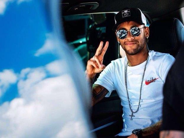 PSG anuncia Neymar camisa 10 com contrato até 2022
