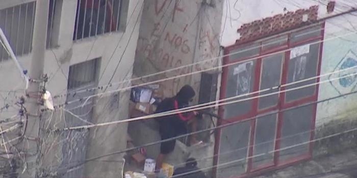 Homem com fuzil no Rio dá cobertura para saque de carga
