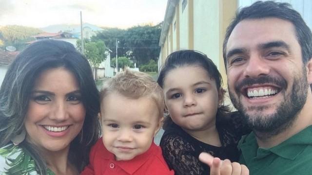 Ex-BBBs anunciam gravidez de gêmeos: "muita felicidade"