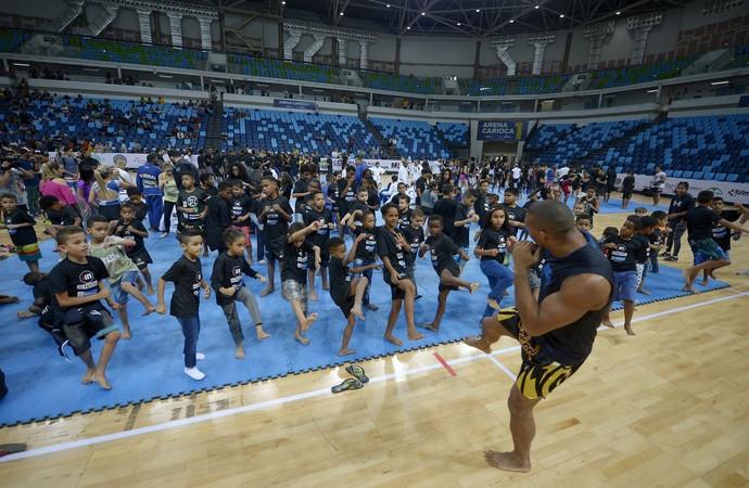 Lutadores do UFC dão aula para crianças de projetos sociais