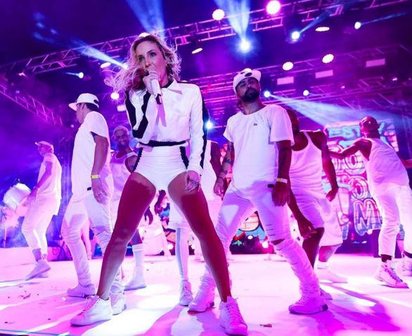 Anitta e Cláudia Leitte arrasam durante show em Salvador (Crédito: Brazil News)