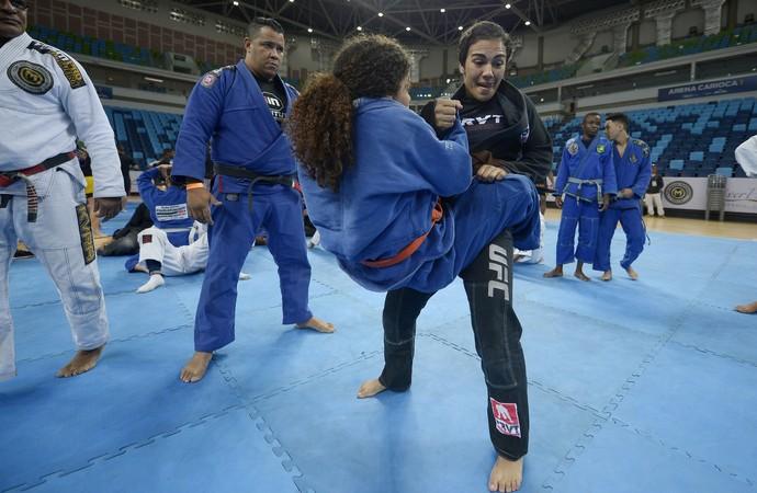 Lutadores do UFC dão aula para crianças de projetos sociais